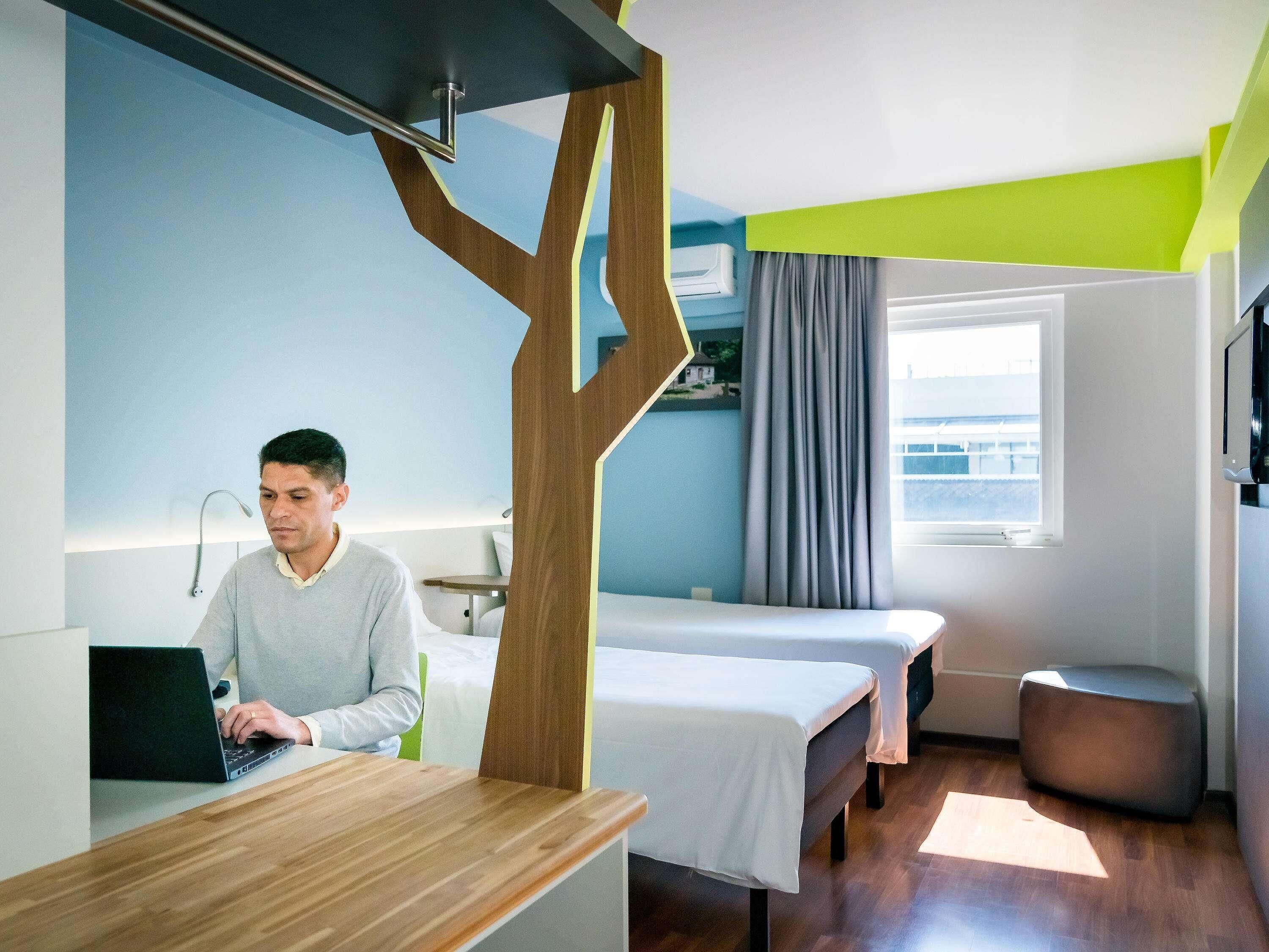 Standaard appartement, 2 eenpersoonsbedden | Een minibar, een bureau, verduisterende gordijnen, geluiddichte muren
