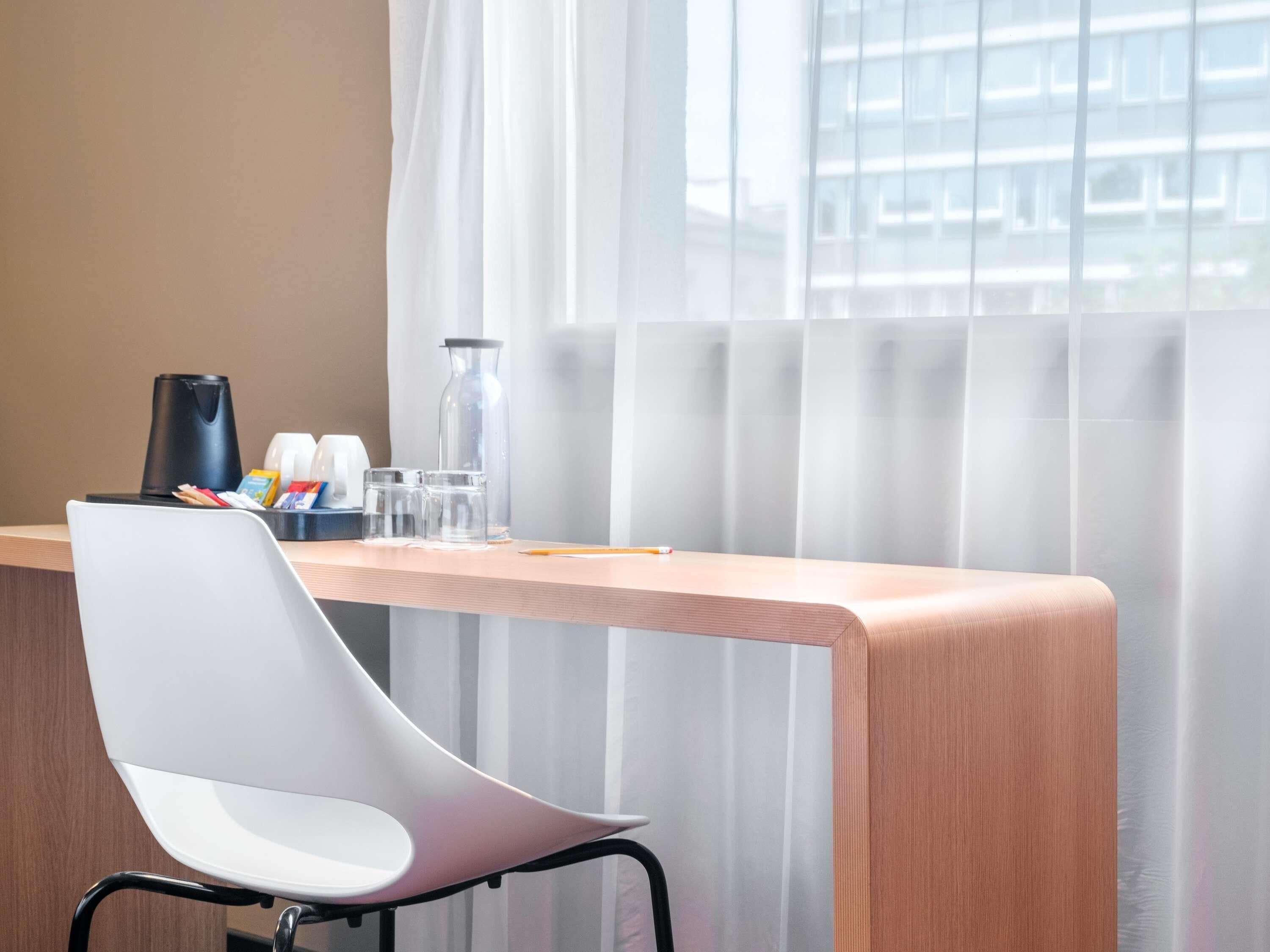 1 habitación, caja de seguridad en la habitación y escritorio 