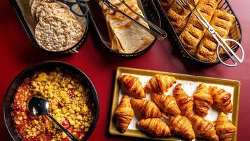 Se ofrece un desayuno bufé los fines de semana (55 PLN por persona)