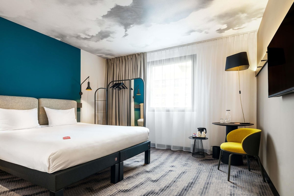 Zimmer, 1 King-Bett (KAI) | 1 Schlafzimmer, Zimmersafe, Schreibtisch, laptopgeeigneter Arbeitsplatz