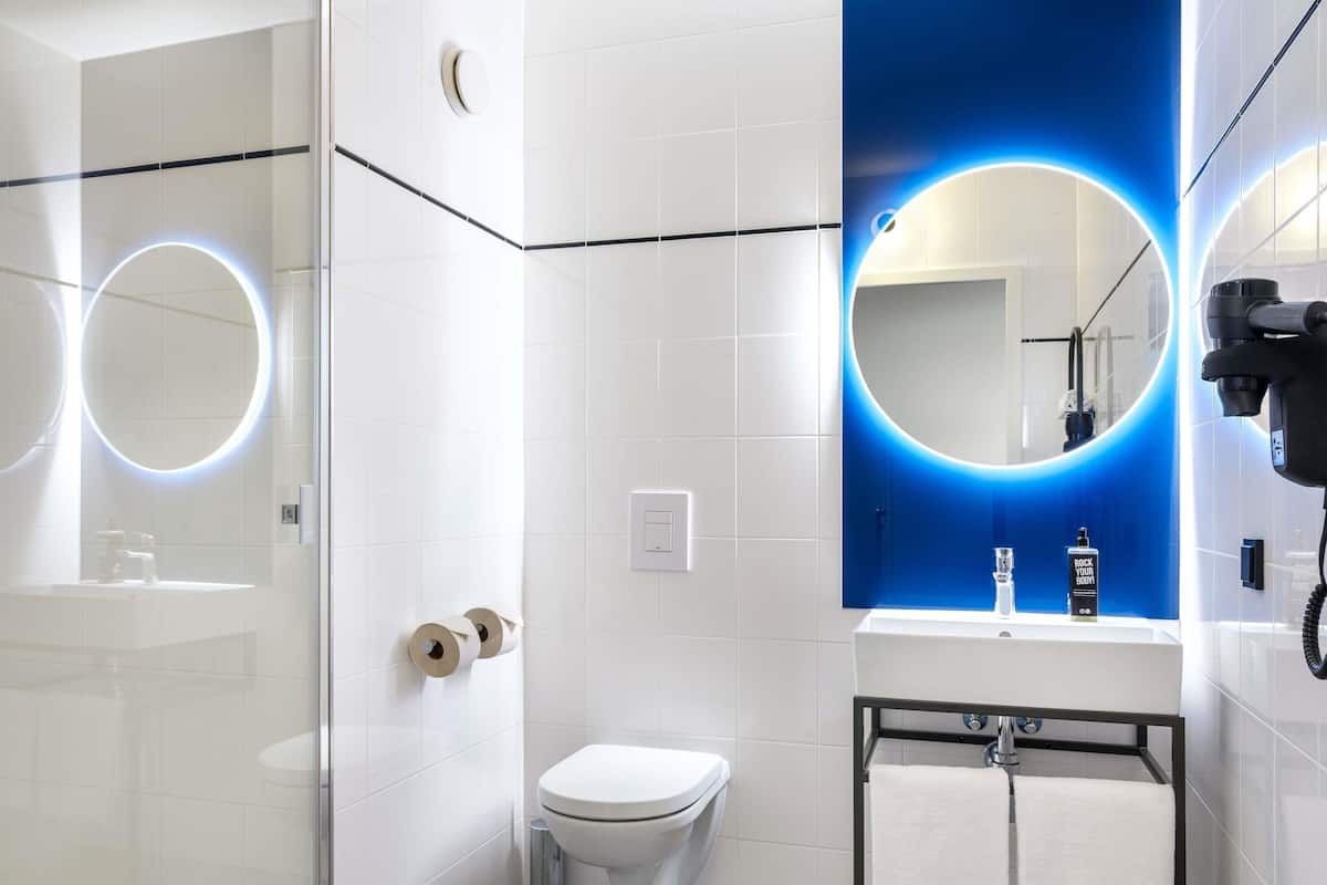 Quarto, 1 cama King (KAI) | 1 quarto, cofres nos quartos, escrivaninha