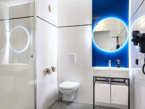 Huone, 1 suuri parisänky (KAI) | 1 makuuhuone, tallelokero huoneessa, työpöytä