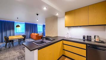 1 habitación, caja de seguridad en la habitación y escritorio