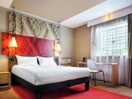 Habitación, 1 cama doble | 1 dormitorio, caja fuerte, escritorio