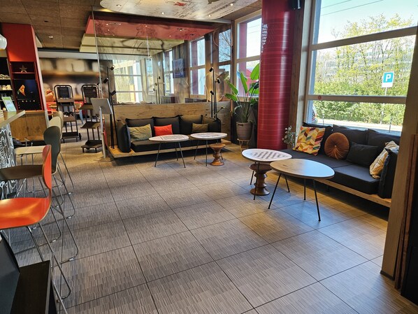 Lobby lounge