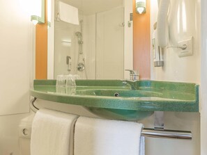 Peralatan tempat tidur premium, meja, langsir/tirai gelap terus 