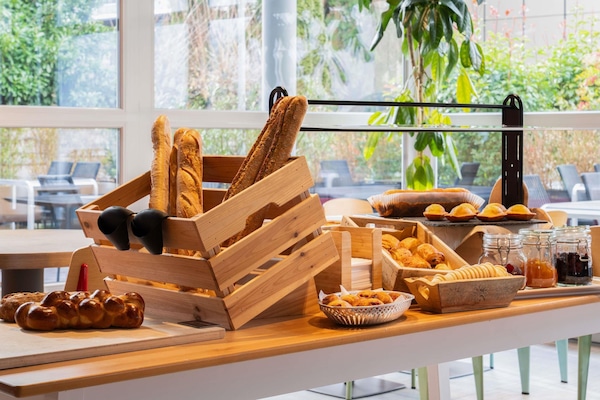 Petit déjeuner buffet (17 CHF par personne)