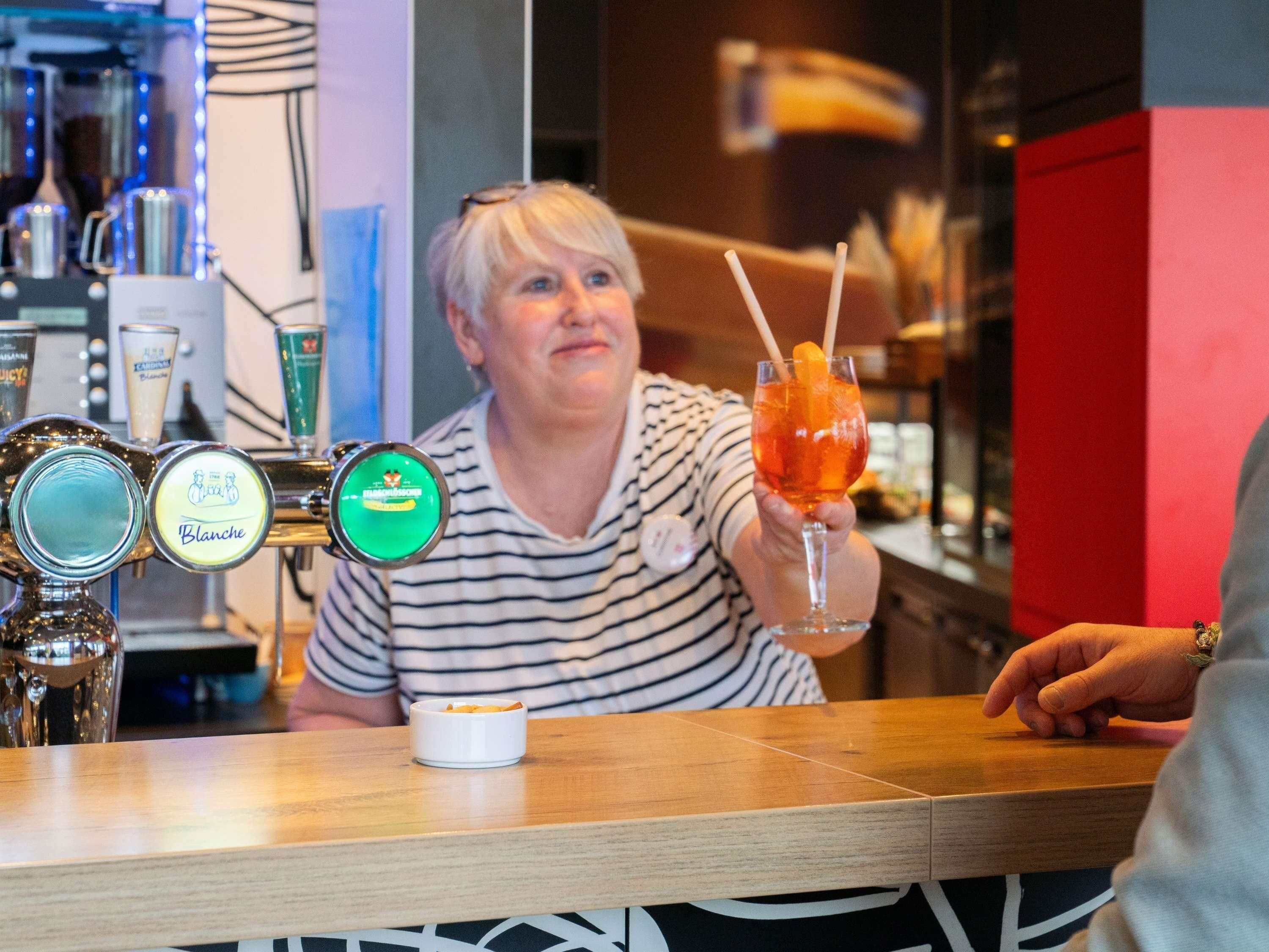 Et barområde med et fadølsanlæg mærket 'Blanche' og et glas drik med sugerør.