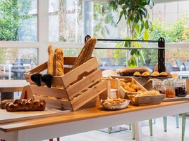 Se ofrece un desayuno bufé todos los días (por un coste adicional)
