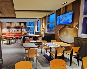 Tägliches Frühstücksbuffet (17 CHF pro Person)