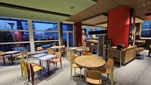 Petit déjeuner buffet (17 CHF par personne)
