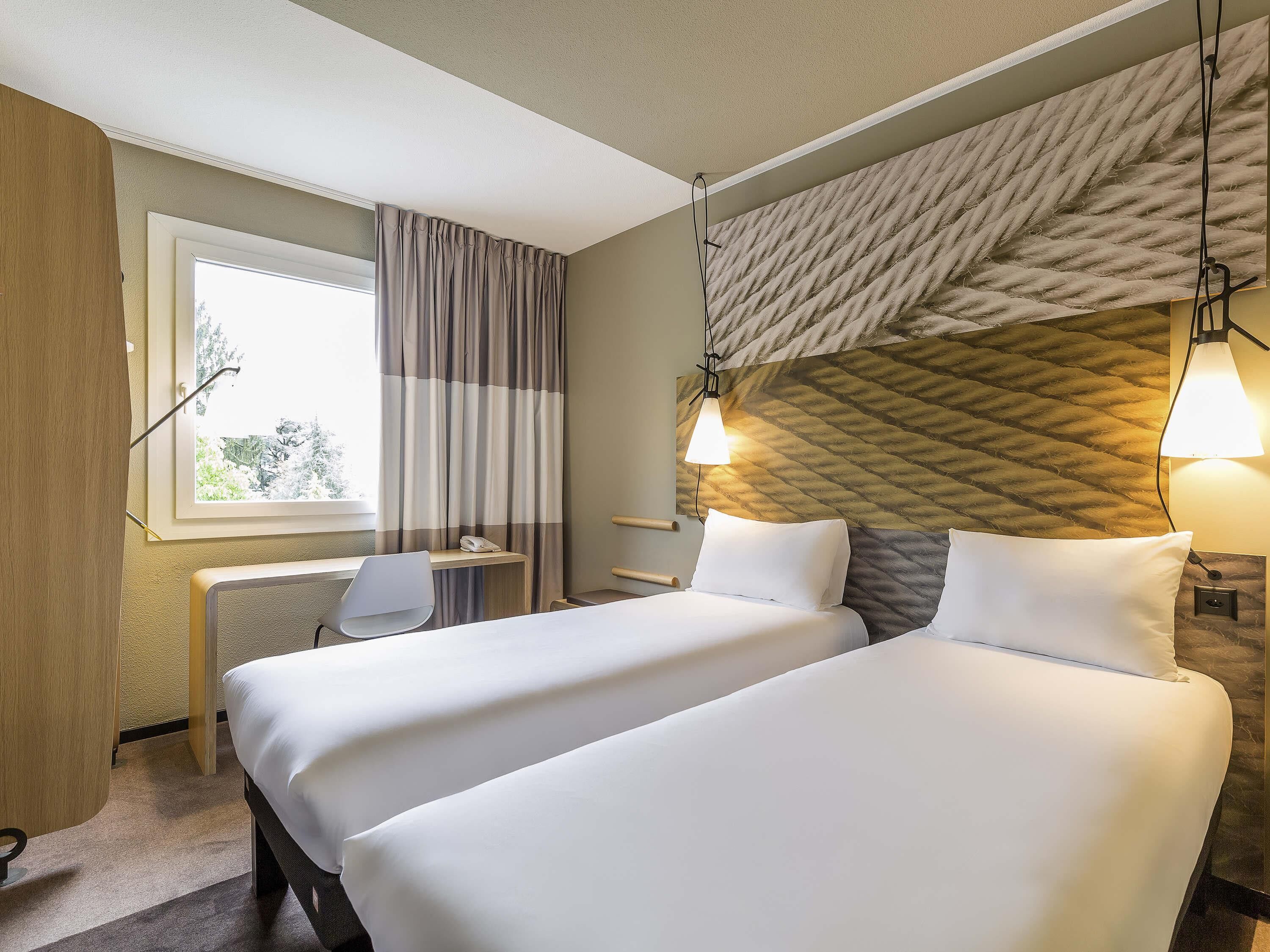 standard room, 2 single beds | premium bedding, desk, blackout curtains, soundproofing