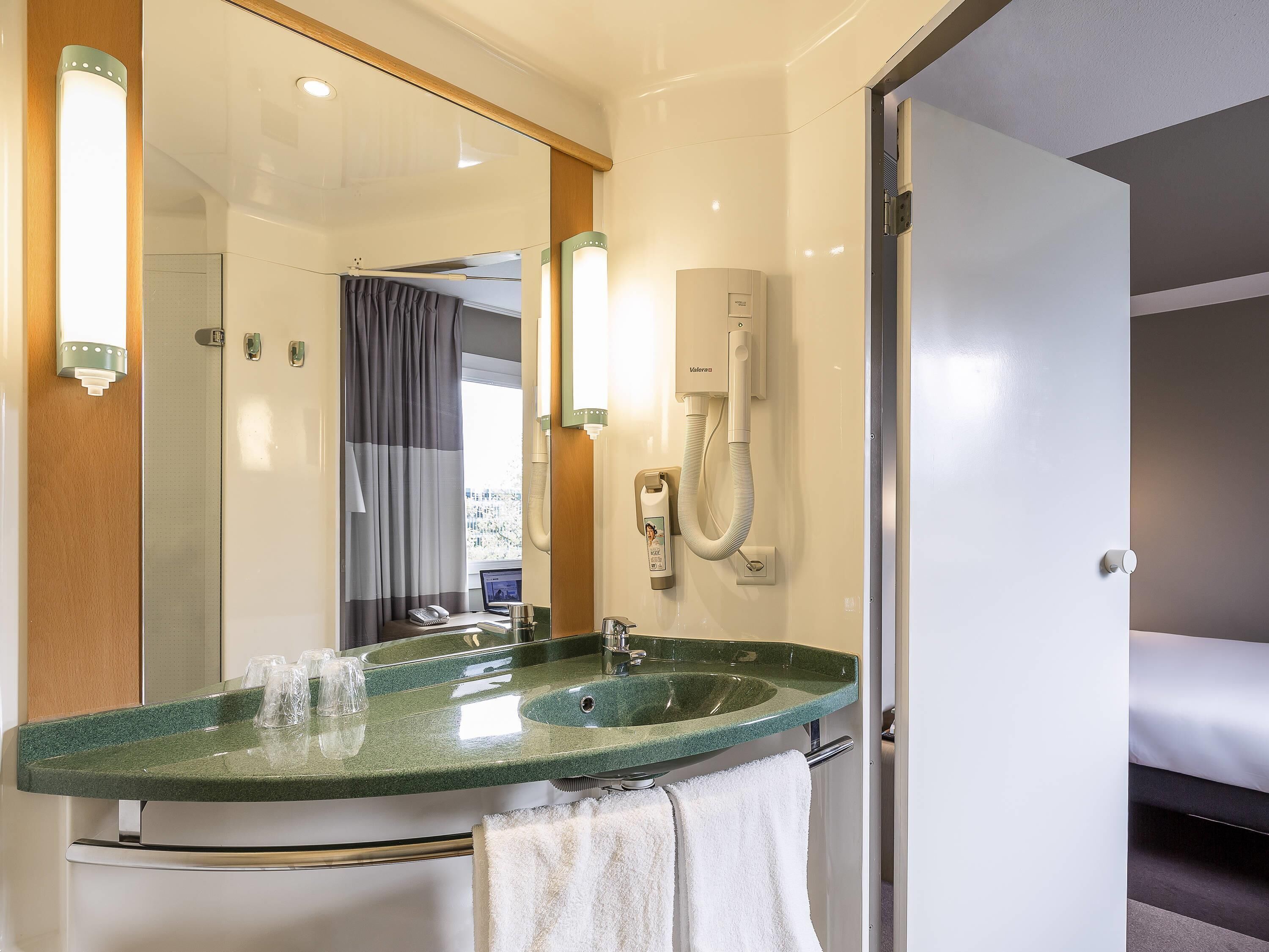 standard room, 2 single beds | premium bedding, desk, blackout curtains, soundproofing