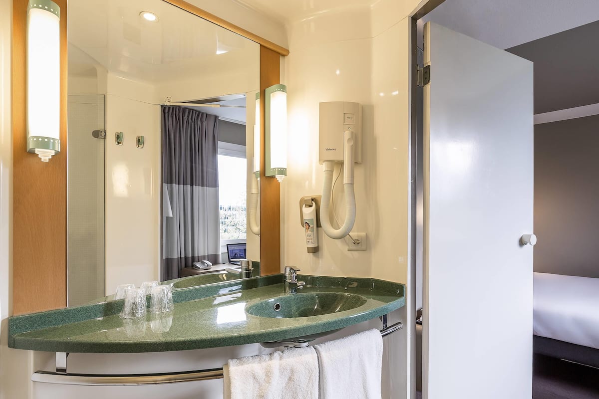 standard room, 2 single beds | premium bedding, desk, blackout curtains, soundproofing