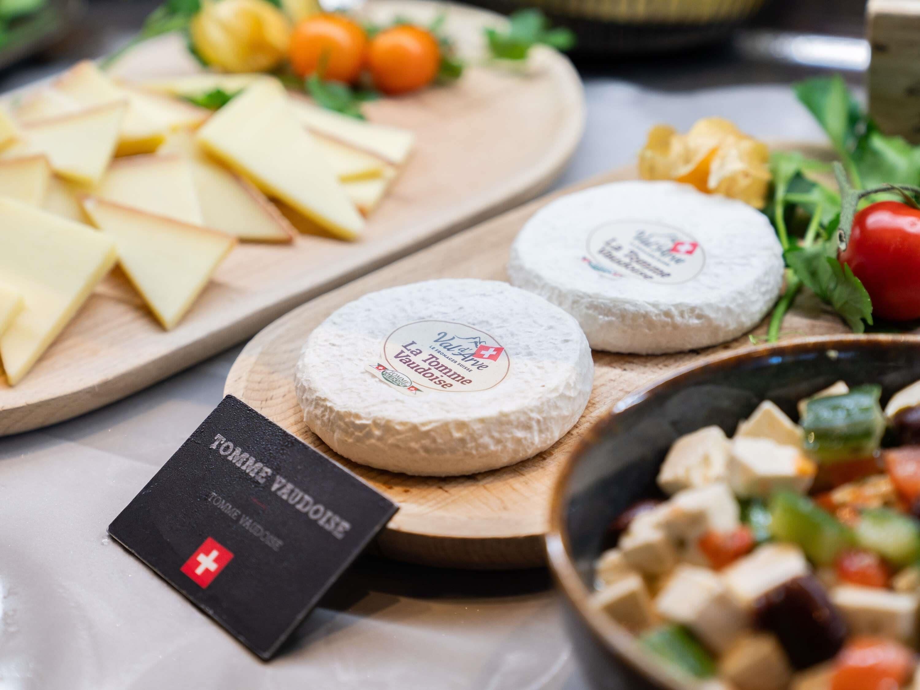 Una tabla de quesos con diferentes tipos de queso y acompañamientos.