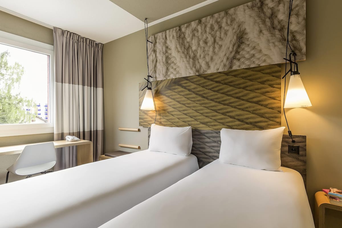 standard room, 2 single beds | premium bedding, desk, blackout curtains, soundproofing