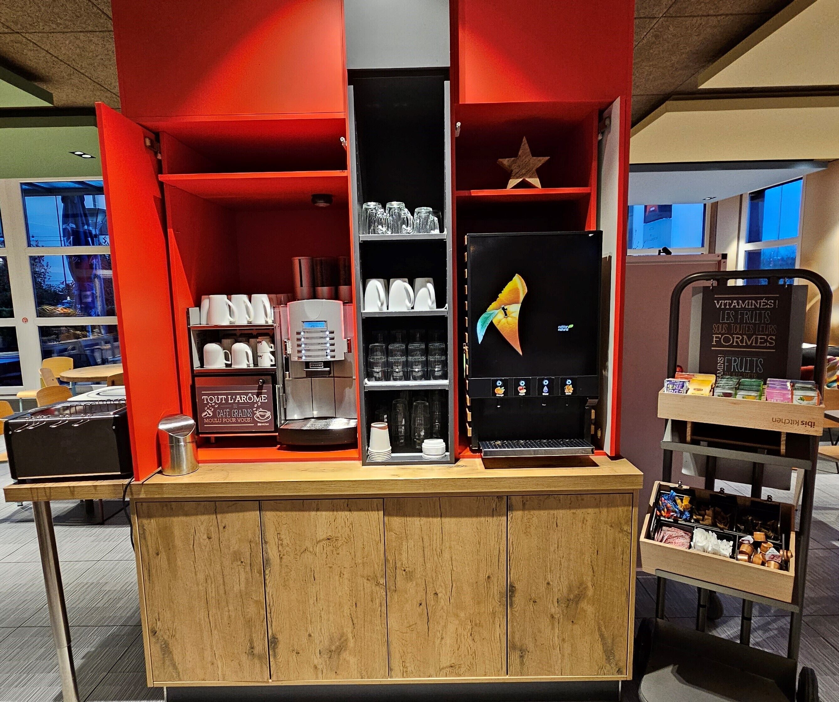 Ein Kaffeeangebot mit Kaffeemaschine, Tassen und einer Auswahl an Obst und Gemüse.
