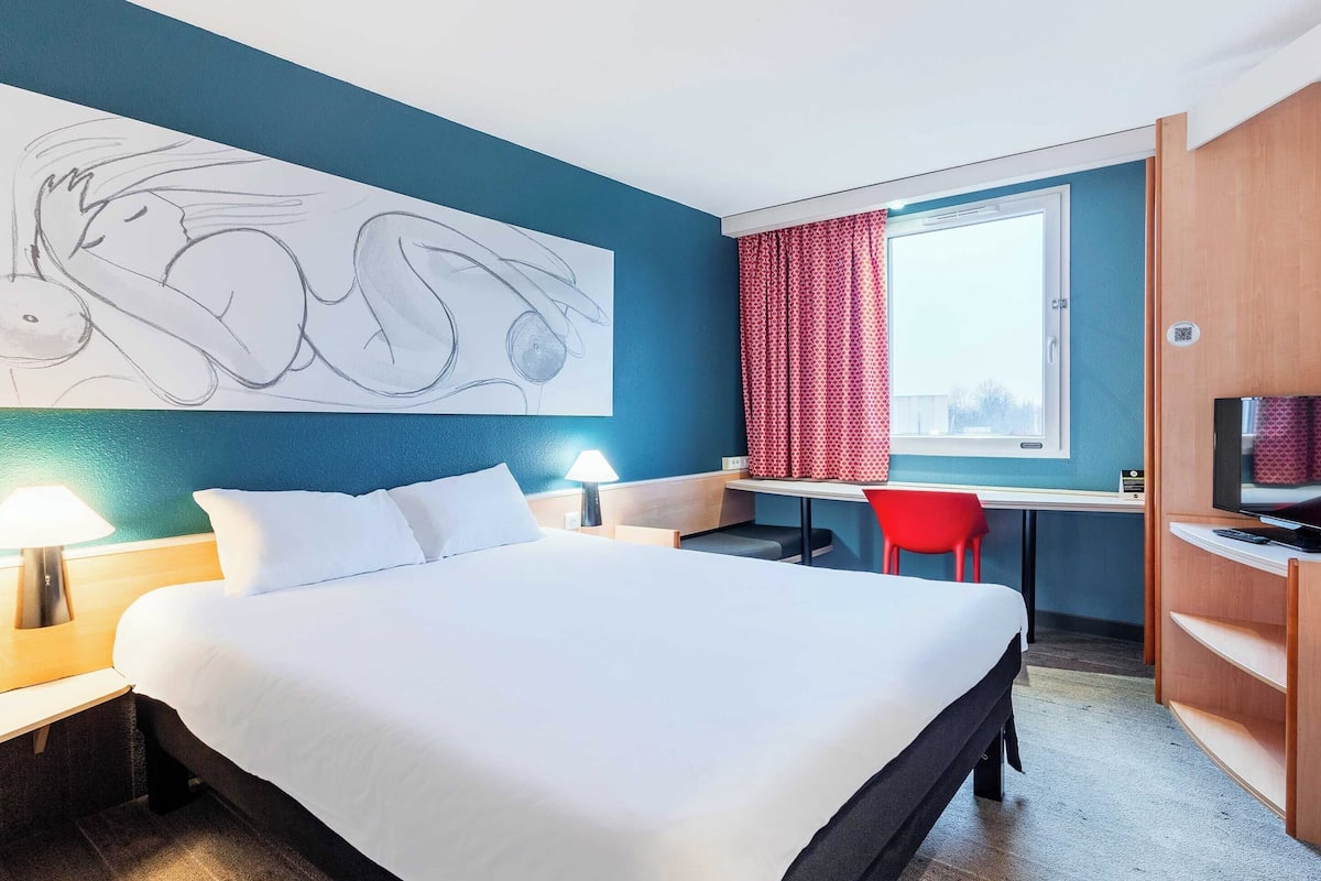 desk, laptop workspace, blackout curtains, soundproofing