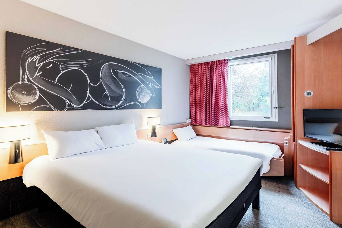 standard triple room, non smoking | desk, laptop workspace, blackout curtains, soundproofing