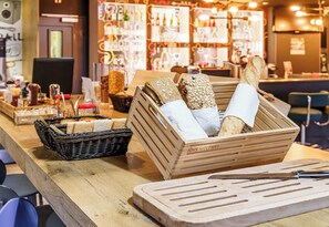 Tägliches Frühstücksbuffet (11.5 EUR pro Person)