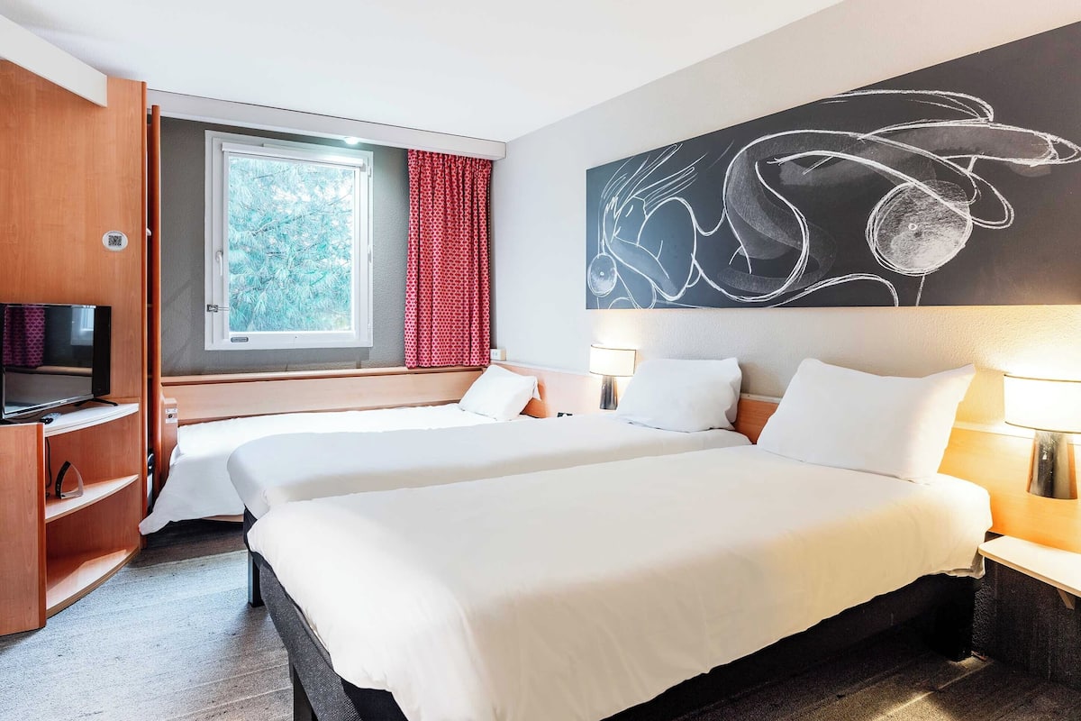 Standard Triple Room, Non Smoking | Desk, laptop workspace, blackout drapes, soundproofing