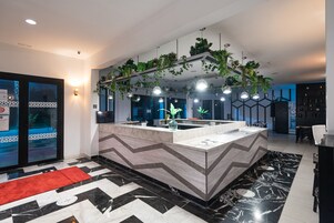 Se sirven almuerzos y cenas, cocina internacional