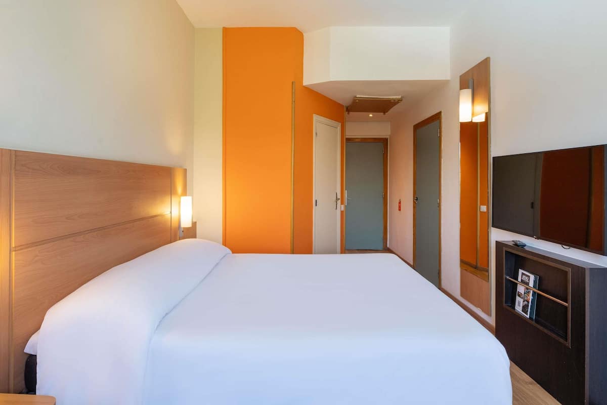 Premium bedding, desk, soundproofing, iron/ironing board