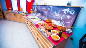 供應午餐和晚餐，國際料理