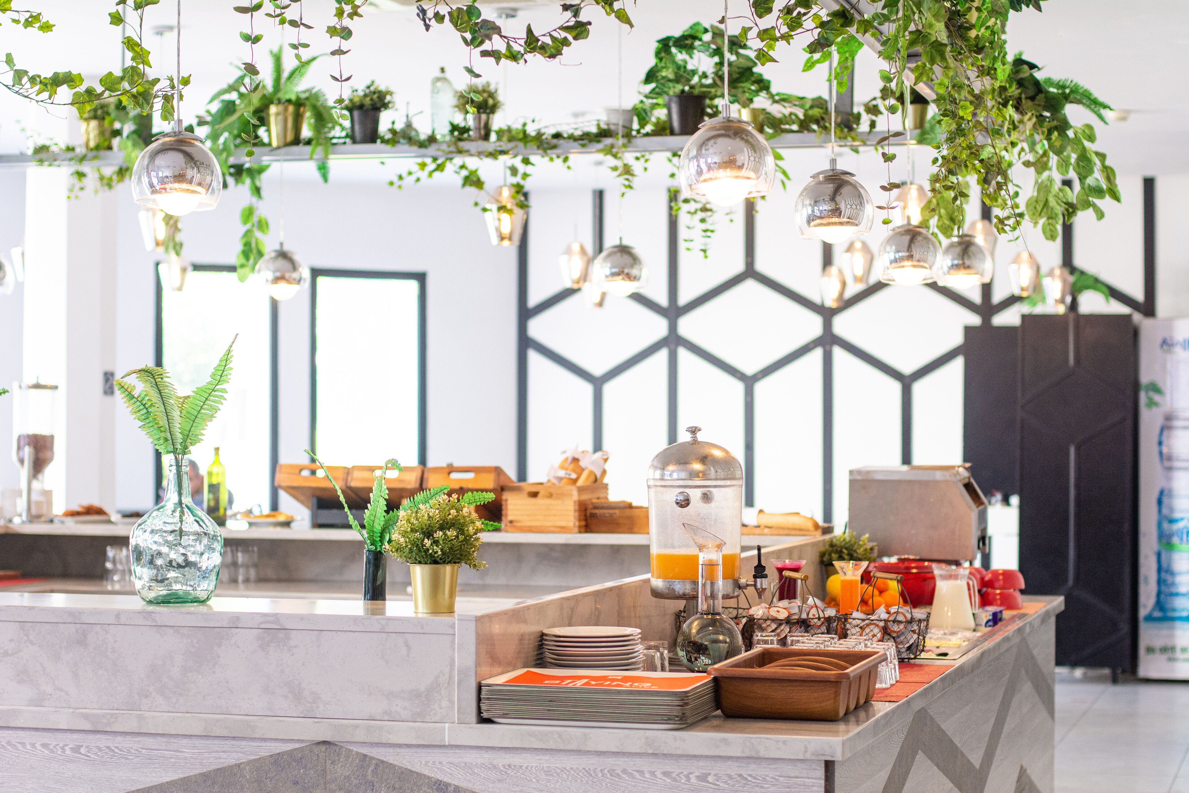 Lunch and dinner served, international cuisine