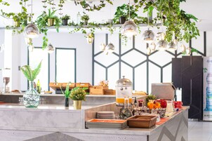 Se sirven almuerzos y cenas, cocina internacional