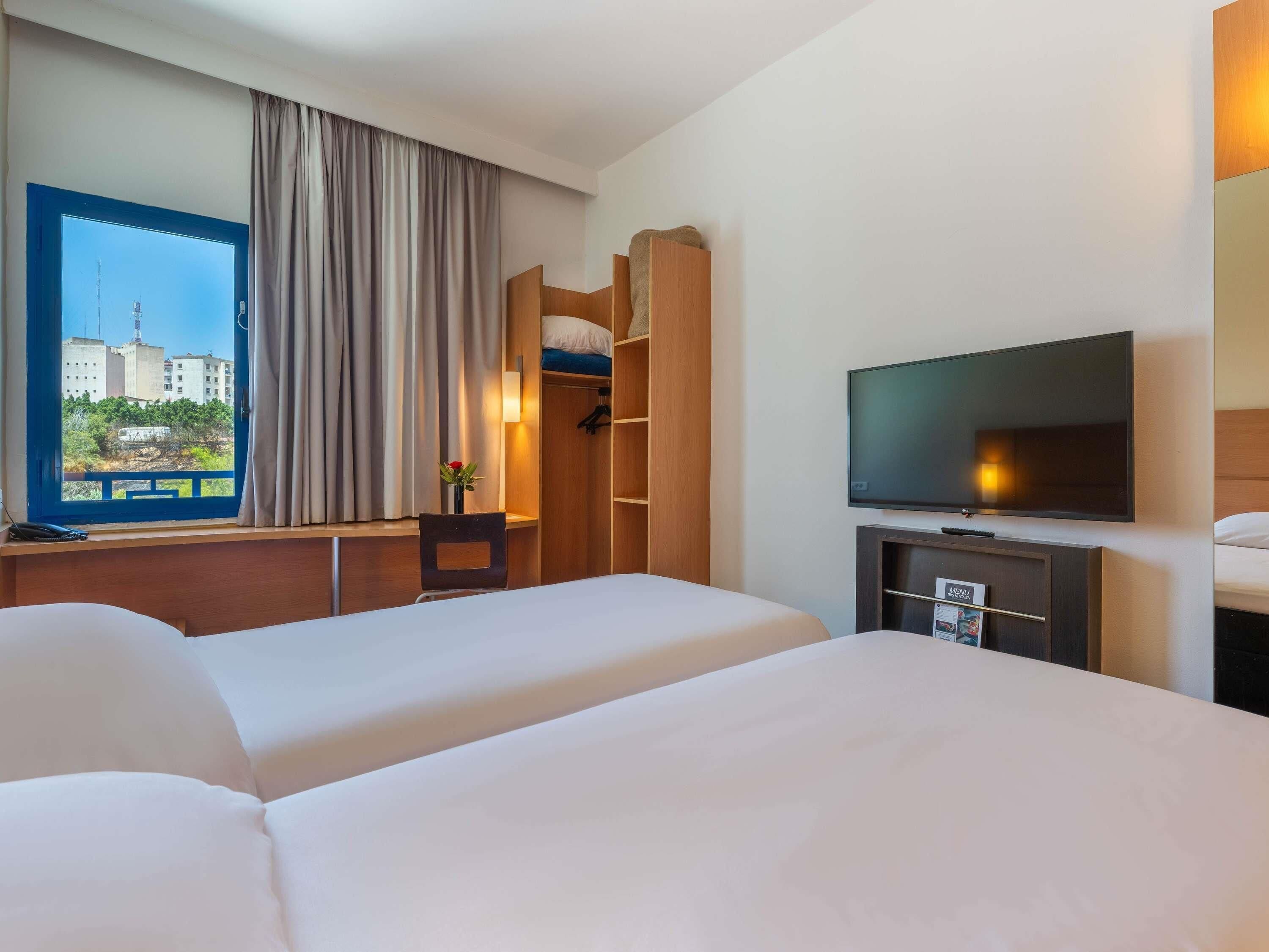 Standard Room, 2 Twin Beds | Premium bedding, desk, soundproofing, iron/ironing board