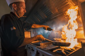 Lunch and dinner served, international cuisine