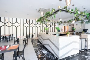 Dîner et souper servis sur place, cuisine internationale