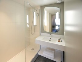 Ropa de cama de alta calidad, colchones con pillow-top y escritorio 