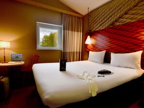 Kamar Standar, 1 Tempat Tidur Double | Seprai premium, bantalan ekstra lembut, dan meja kerja