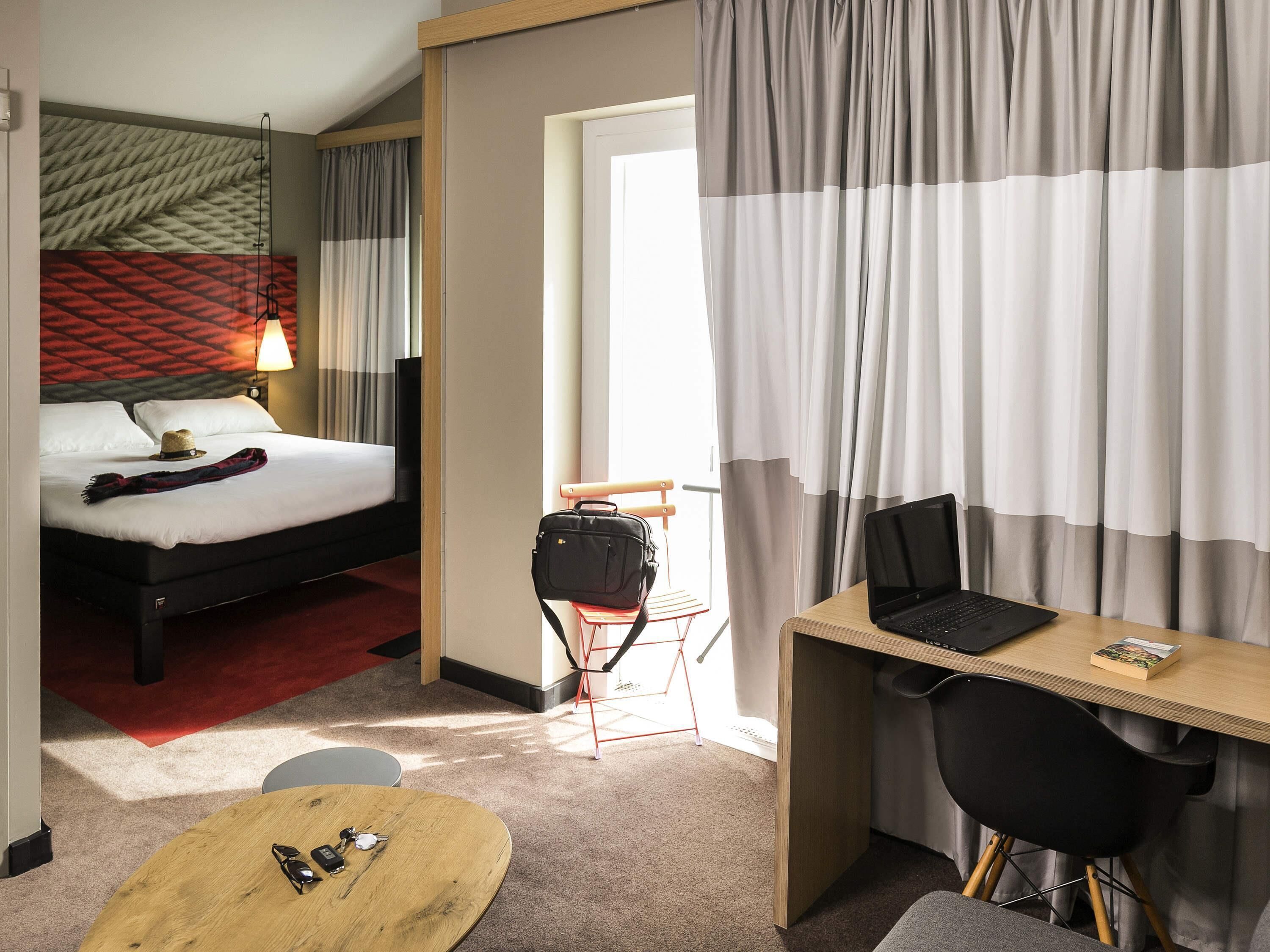 Ropa de cama de alta calidad, colchones con pillow-top y escritorio 