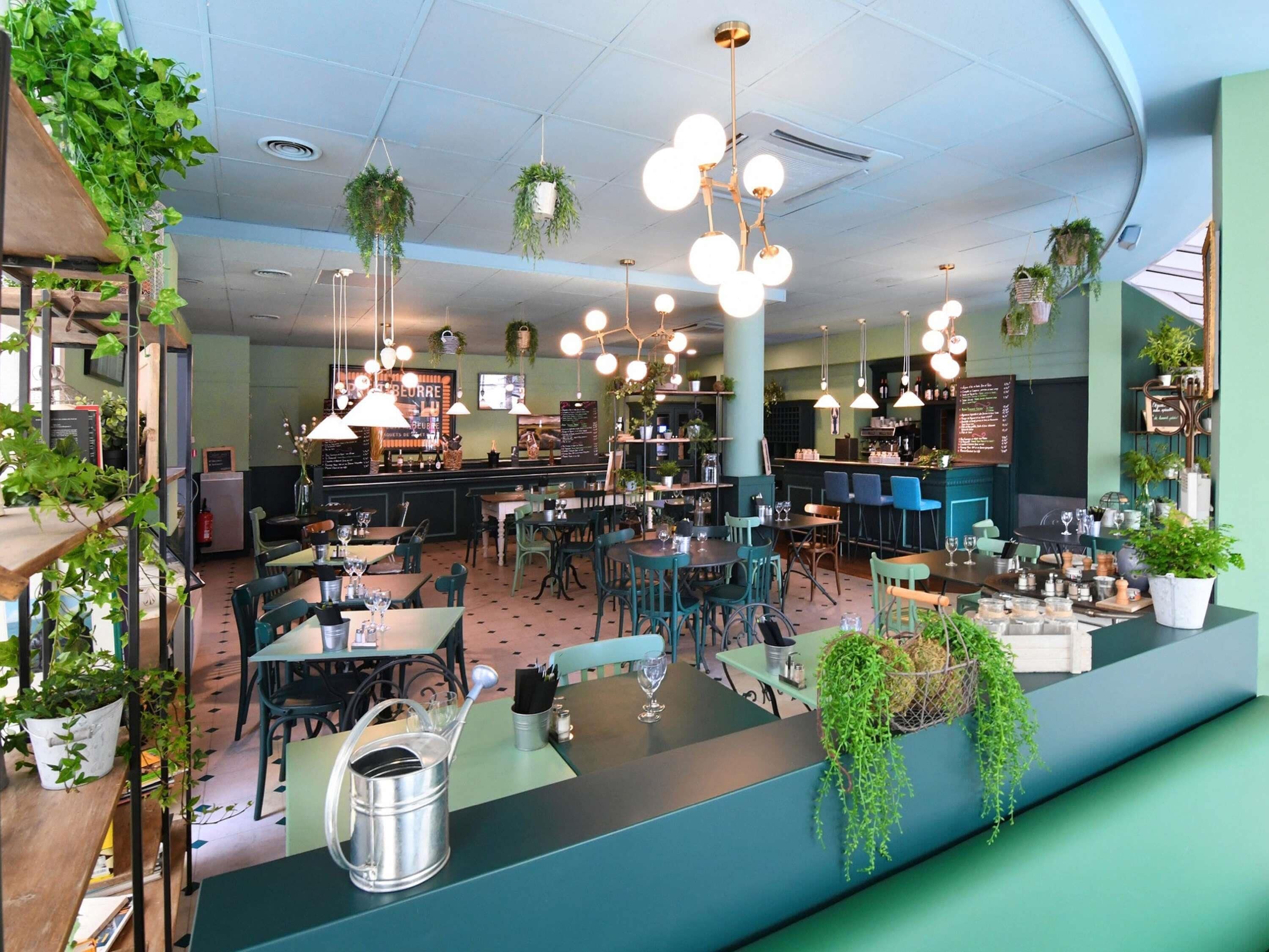 Déjeuner et dîner servis sur place