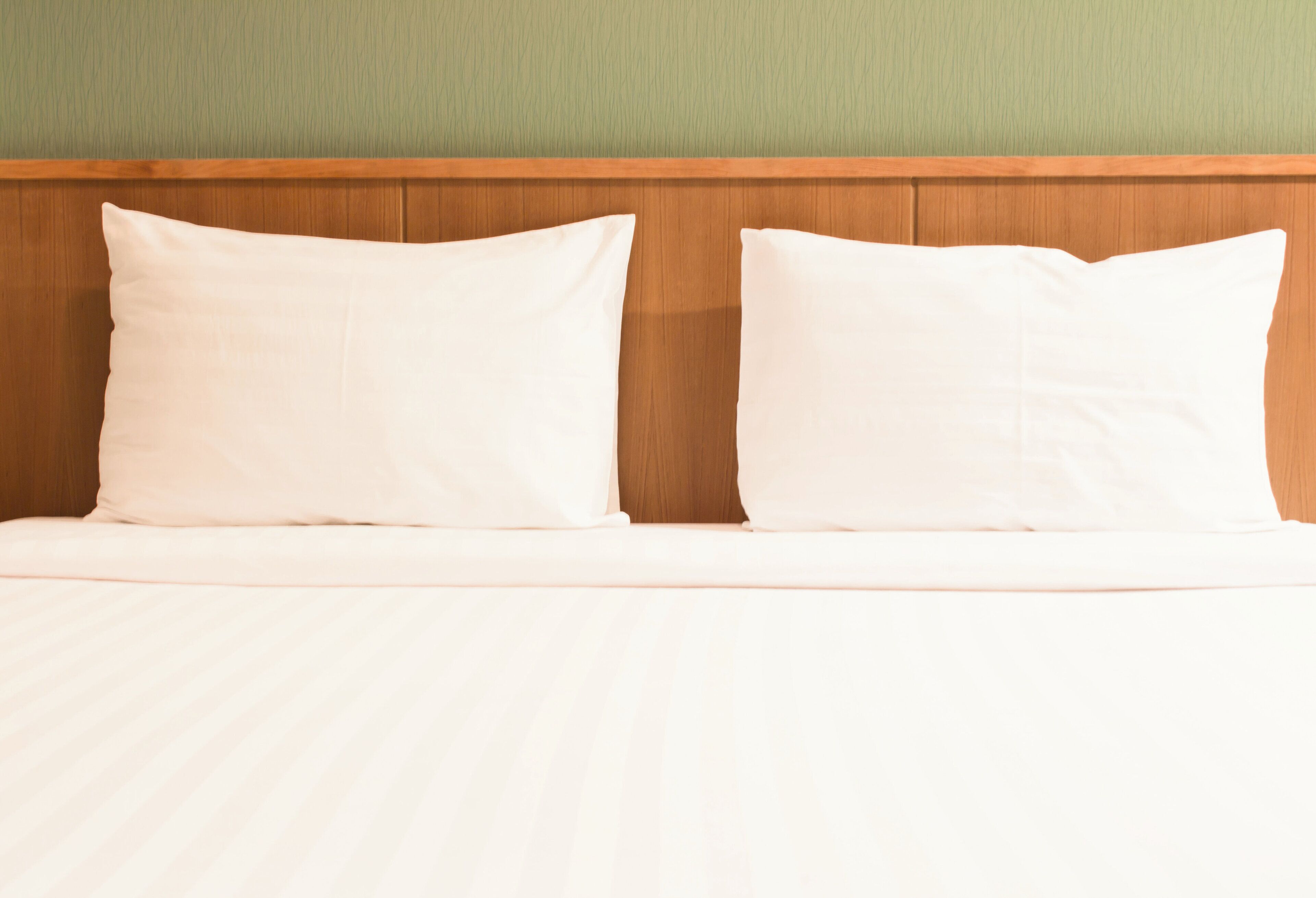 Escritorio, wifi gratis y ropa de cama 