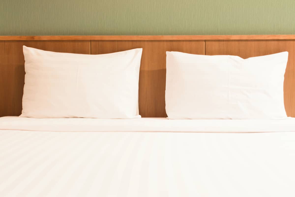 Escritorio, wifi gratis y ropa de cama