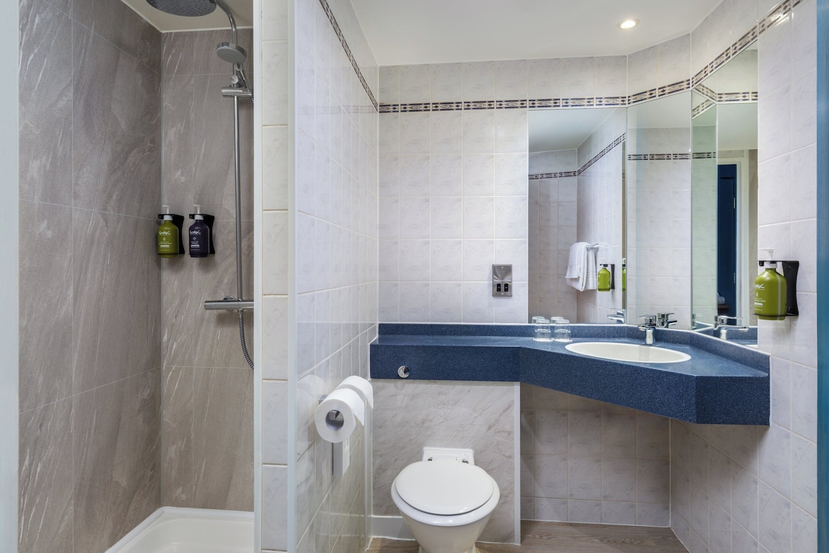 Ein modernes Badezimmer mit Dusche, Toilette und Waschbecken.