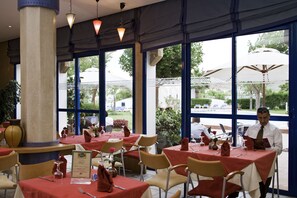 Aperto a pranzo e cena, cucina internazionale