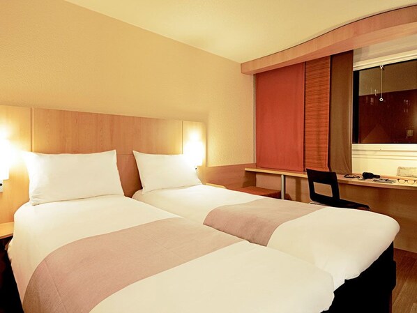 Standard Room, 2 Twin Beds | Desk, iron/ironing board (on request), WiFi (free)