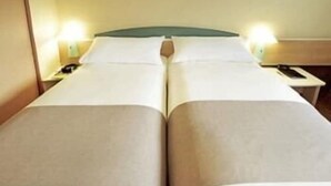 Desk, blackout drapes, cribs (free), WiFi (free) - B&B Hotel Fulda-hbf (Fulda)