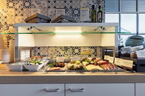 Daily buffet breakfast for a fee - Garner Hotel Cologne Porz - Airport by IHG (Cologne)