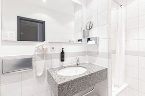 Habitación estándar, 2 camas individuales, balcón, vistas al río | Baño | Secador de pelo y toallas