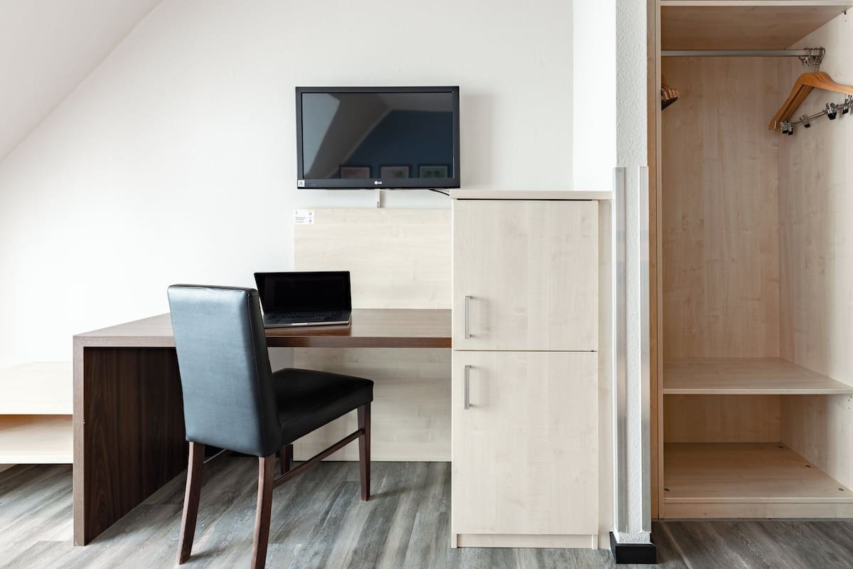Habitación estándar, 2 camas individuales, balcón | Servicio de la habitación