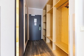 In-room safe, desk, blackout curtains, free cots/infant beds - Garner Hotel Cologne Porz - Airport by IHG (Cologne)