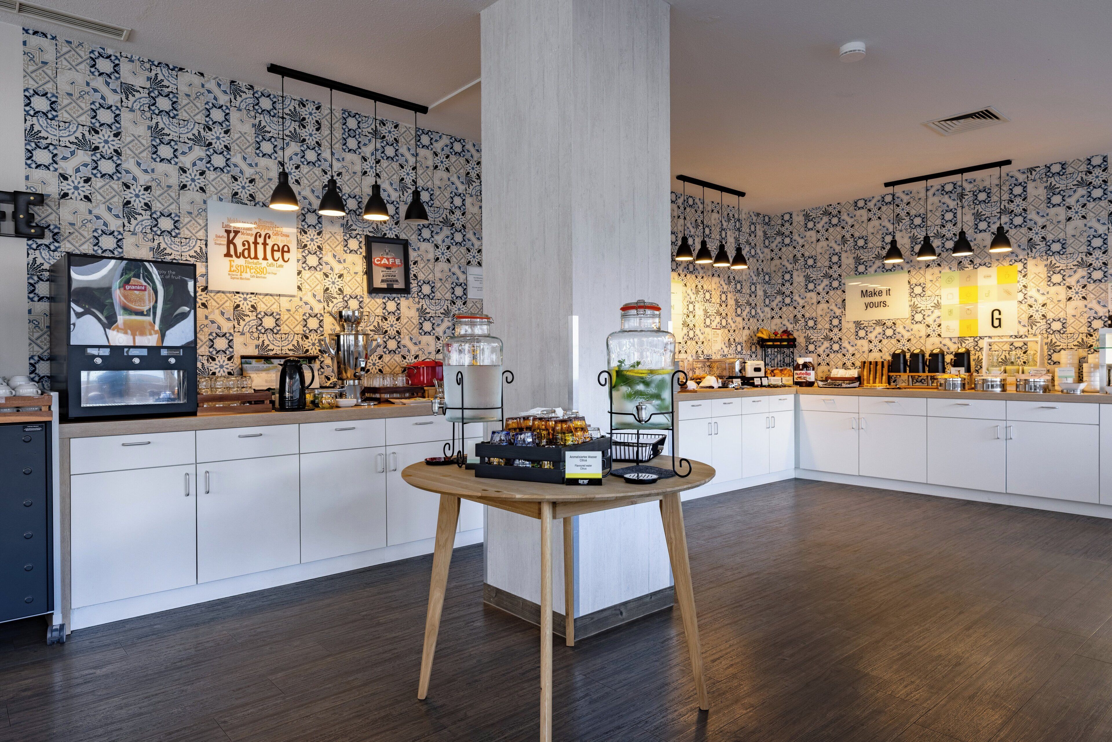 Tägliches Frühstücksbuffet (17 EUR pro Person)