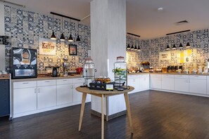 Tägliches Frühstücksbuffet (17 EUR pro Person)