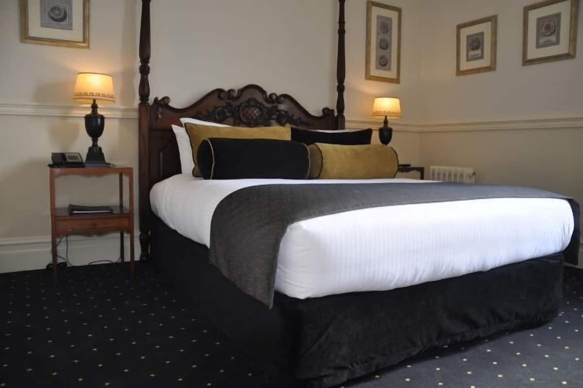 Premium bedding, minibar, desk, iron/ironing board